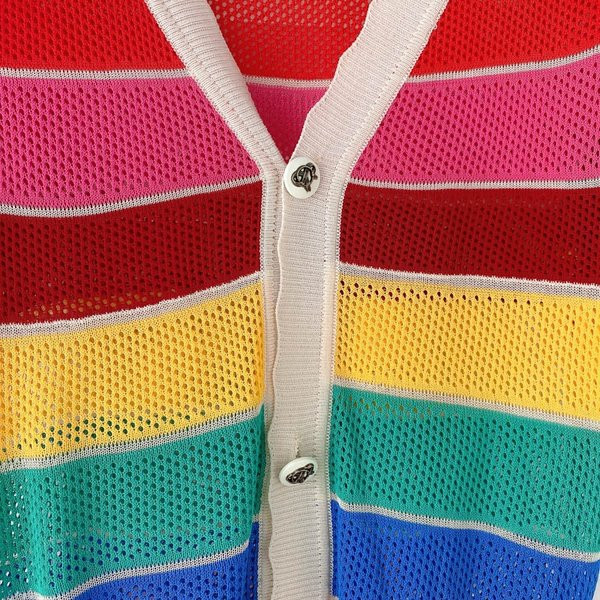 Naiste värviline vest spits-kaelusega ja lühikeste varrukatega