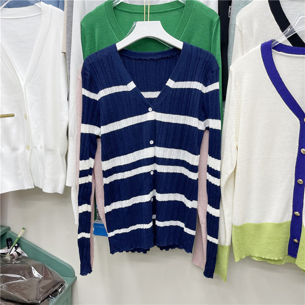 Γυναικεία μακριά ζακέτα με spitz λαιμόκοψη και κουμπιά