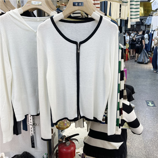 Ovaalse kaelusega ja tõmblukuga vabaajavest naistele