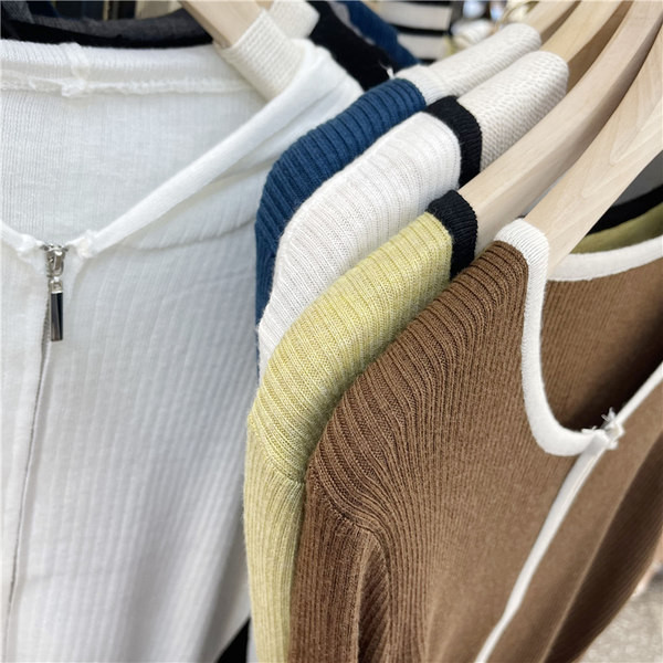 Ovaalse kaelusega ja tõmblukuga vabaajavest naistele