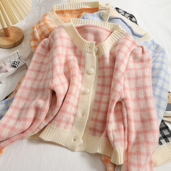 Novi model ženskog kariranog prsluka s okruglim izrezom i okruglim gumbima