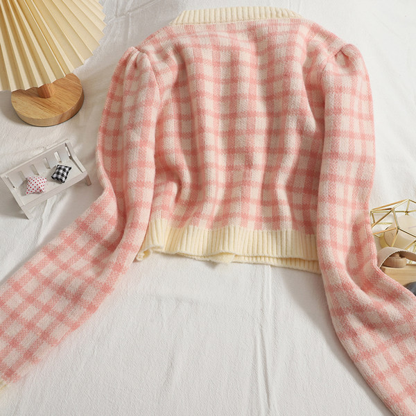 Novi model ženskog kariranog prsluka s okruglim izrezom i okruglim gumbima