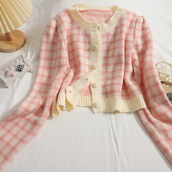 Novi model ženskog kariranog prsluka s okruglim izrezom i okruglim gumbima