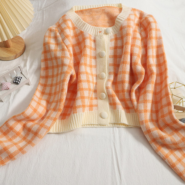 Novi model ženskog kariranog prsluka s okruglim izrezom i okruglim gumbima