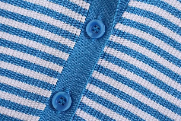 Εφαρμοσμένη ριγέ ζακέτα με κοντά μανίκια και κουμπιά