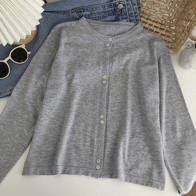 Õhukesest kudumisest ja ovaalsest kaelusega naiste kardigan