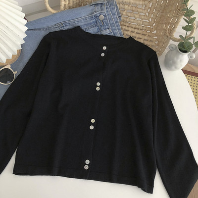 Õhukesest kudumisest ja ovaalsest kaelusega naiste kardigan