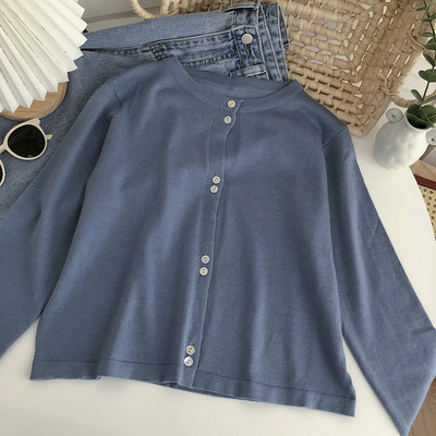 Õhukesest kudumisest ja ovaalsest kaelusega naiste kardigan