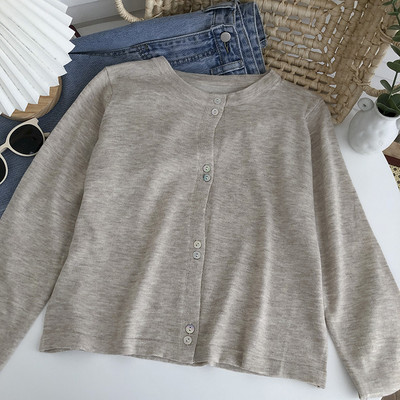 Õhukesest kudumisest ja ovaalsest kaelusega naiste kardigan