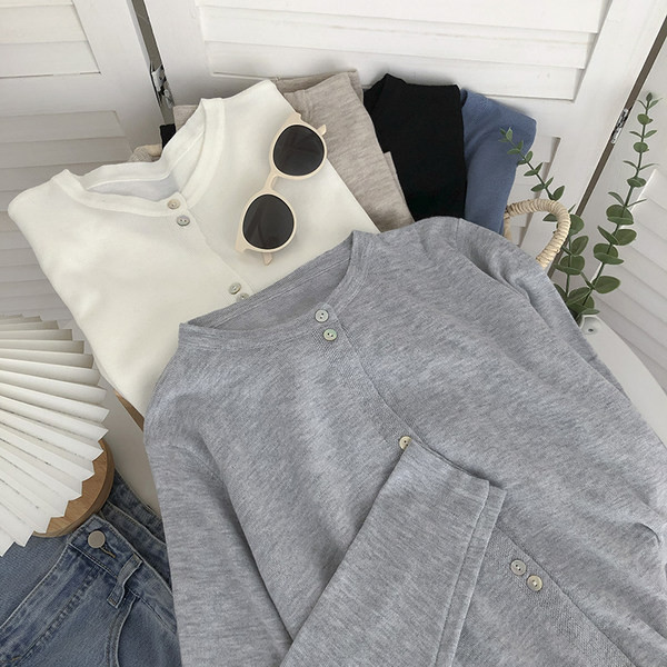 Õhukesest kudumisest ja ovaalsest kaelusega naiste kardigan