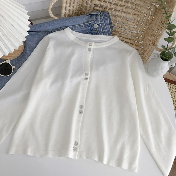 Õhukesest kudumisest ja ovaalsest kaelusega naiste kardigan