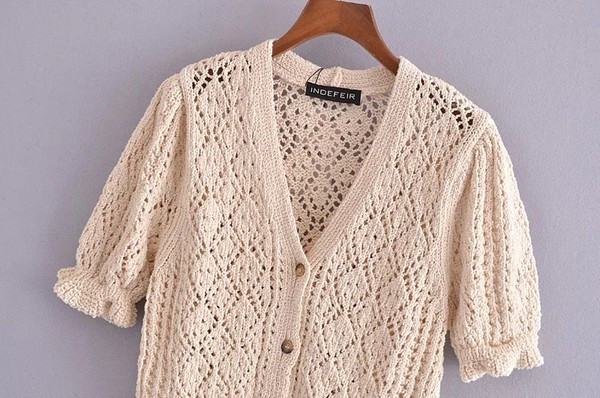 Κοντή ζακέτα από λεπτή πλεκτή με λαιμόκοψη σπιτς