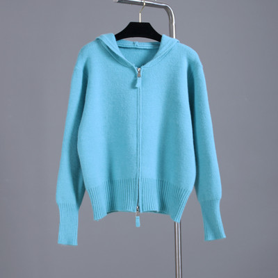 Naiste moodne kolmes värvitoonis luku ja kapuutsiga vest