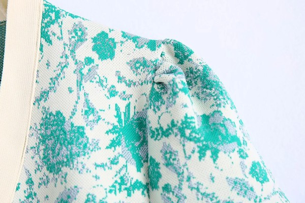 Cardigan scurt tricotat cu model floral