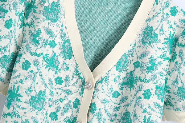 Cardigan scurt tricotat cu model floral