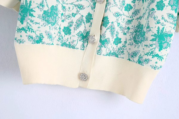 Cardigan scurt tricotat cu model floral