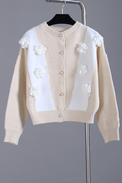 Γυναικεία ζακέτα με κουμπιά, τρισδιάστατο στοιχείο και μακριά μανίκια