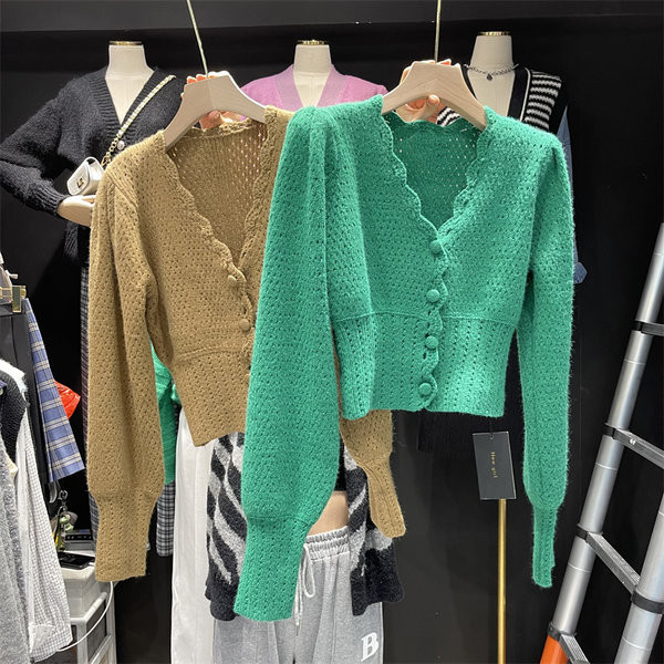 Naiste vabaaja nööpide ja pikkade varrukatega lühike kardigan