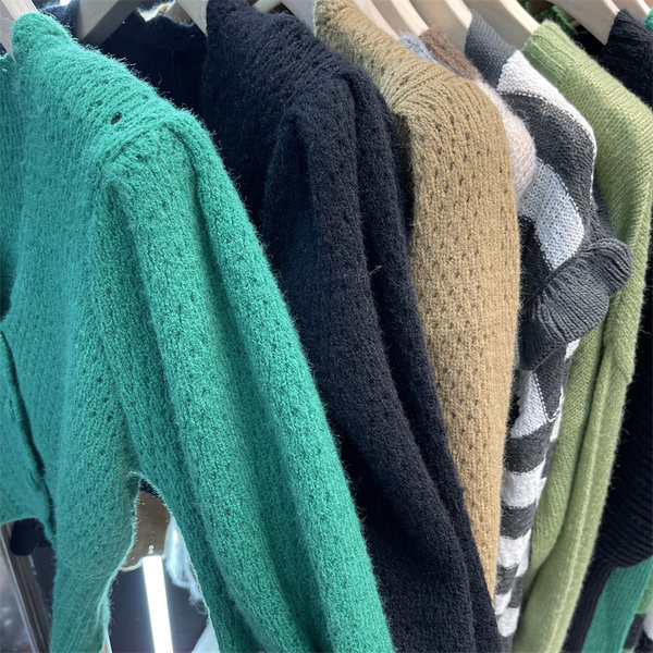 Naiste vabaaja nööpide ja pikkade varrukatega lühike kardigan