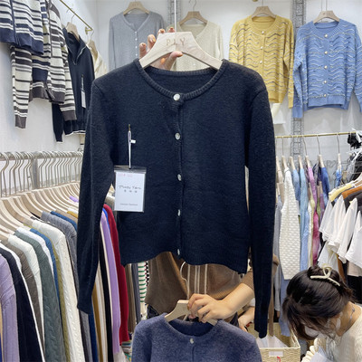 Rövid női kardigán ovális nyakkivágással és gombokkal