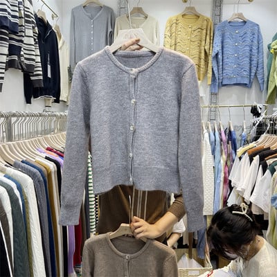 Rövid női kardigán ovális nyakkivágással és gombokkal