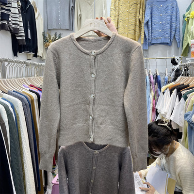 Rövid női kardigán ovális nyakkivágással és gombokkal