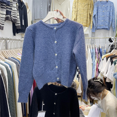 Rövid női kardigán ovális nyakkivágással és gombokkal