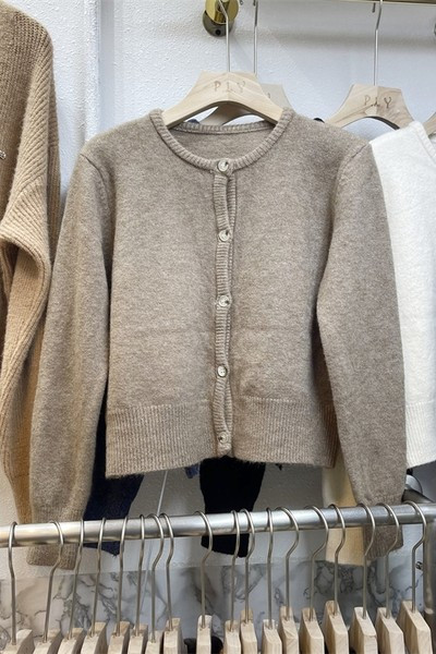 Rövid női kardigán ovális nyakkivágással és gombokkal