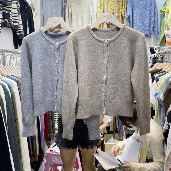 Rövid női kardigán ovális nyakkivágással és gombokkal