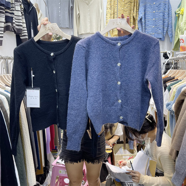 Rövid női kardigán ovális nyakkivágással és gombokkal