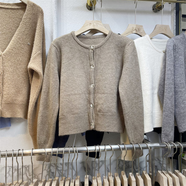 Rövid női kardigán ovális nyakkivágással és gombokkal