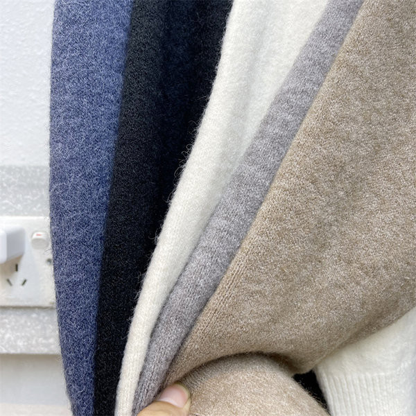 Rövid női kardigán ovális nyakkivágással és gombokkal