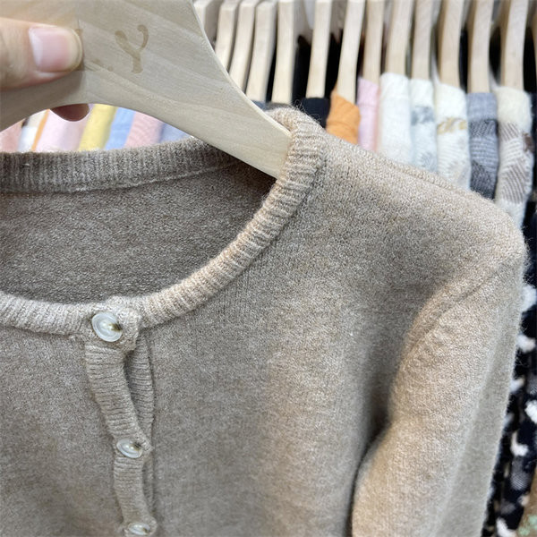 Rövid női kardigán ovális nyakkivágással és gombokkal