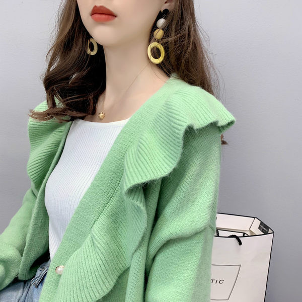 Naiste pikkade varrukate ja lokkidega kootud kardigan