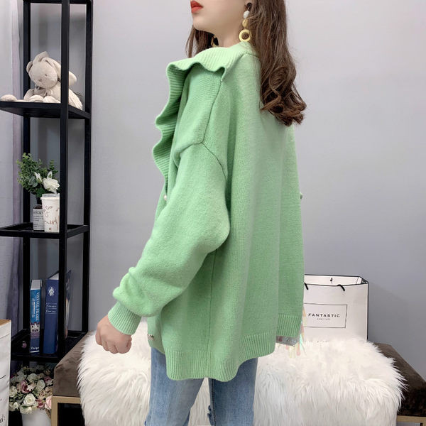 Naiste pikkade varrukate ja lokkidega kootud kardigan