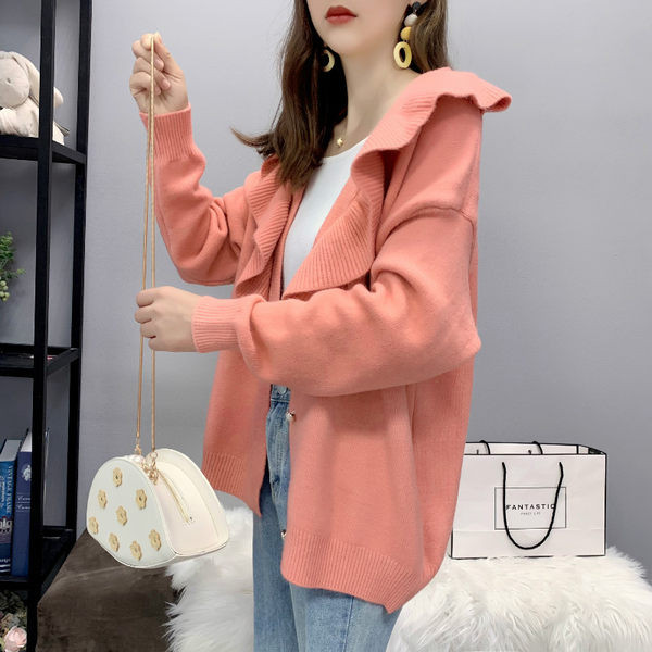 Naiste pikkade varrukate ja lokkidega kootud kardigan