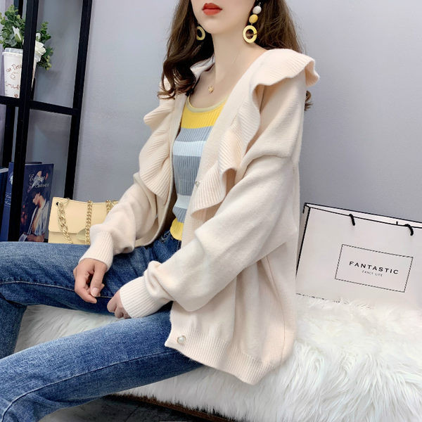 Naiste pikkade varrukate ja lokkidega kootud kardigan