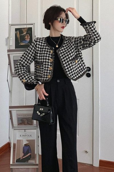 Naiste kaasaegne pikkade varrukate ja metallist nööpidega vest