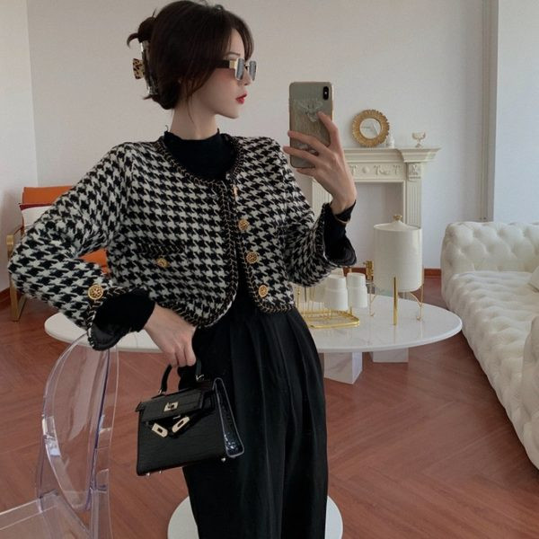 Naiste kaasaegne pikkade varrukate ja metallist nööpidega vest