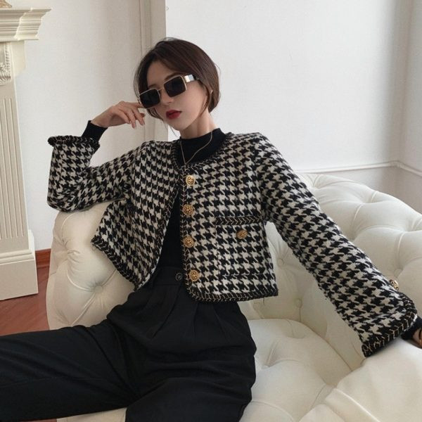 Naiste kaasaegne pikkade varrukate ja metallist nööpidega vest