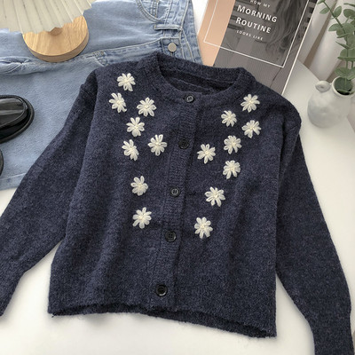 Női kardigán gombokkal és hímzett virágokkal