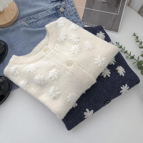 Női kardigán gombokkal és hímzett virágokkal