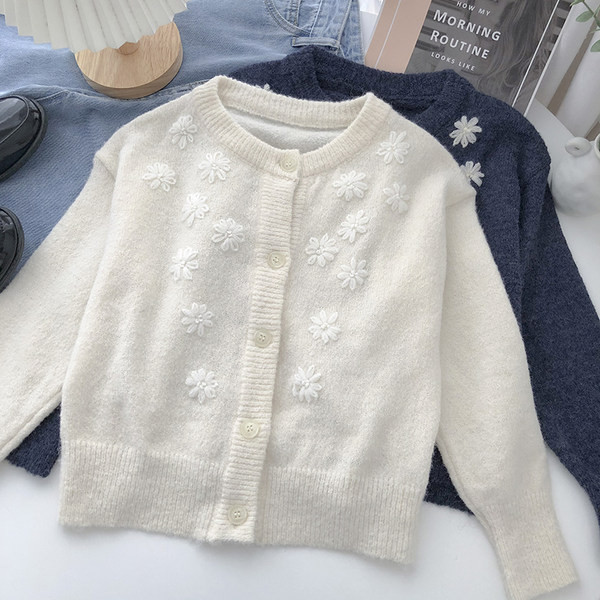 Női kardigán gombokkal és hímzett virágokkal