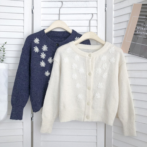 Női kardigán gombokkal és hímzett virágokkal