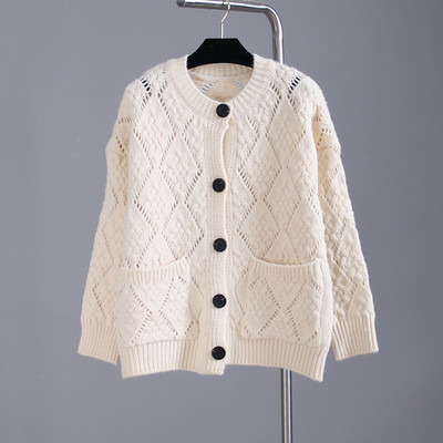 Naiste kootud vest taskute ja ümara kaelusega