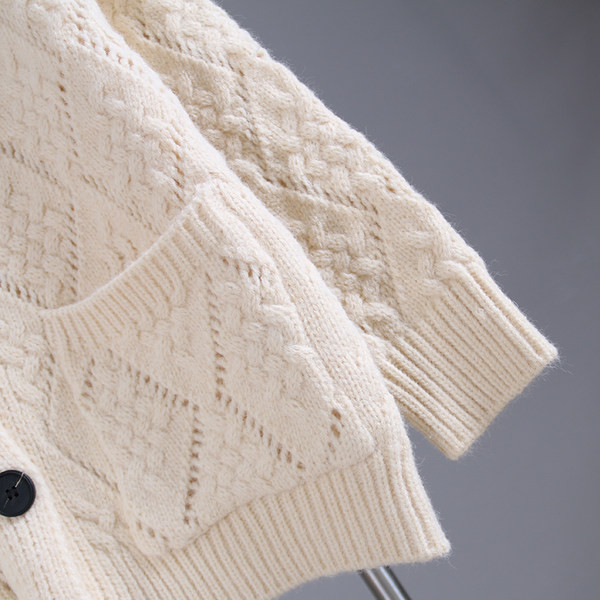 Naiste kootud vest taskute ja ümara kaelusega