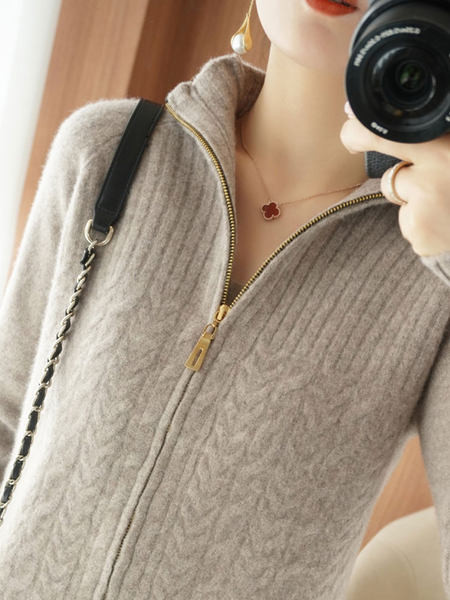 Megztas moteriškas megztinis ilgomis rankovėmis ir užsegamu užtrauktuku