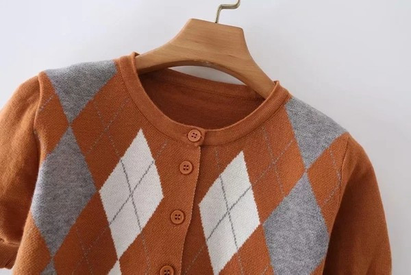 Lühike ruuduline vest nööpide ja lühikeste varrukatega