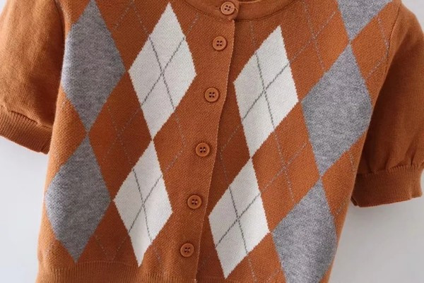 Lühike ruuduline vest nööpide ja lühikeste varrukatega