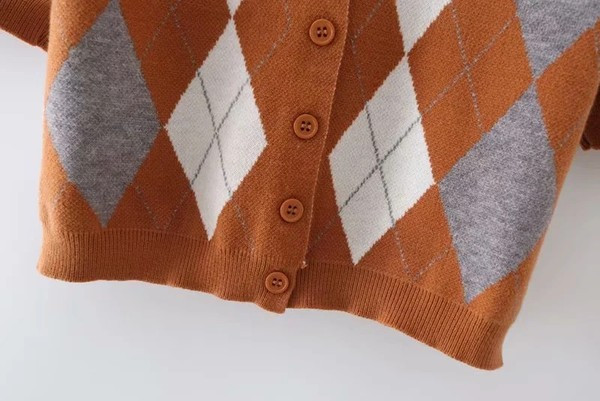 Lühike ruuduline vest nööpide ja lühikeste varrukatega